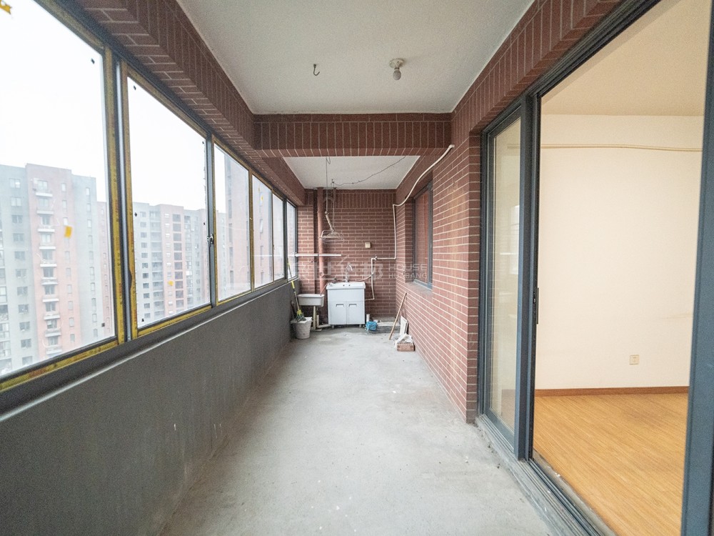 东城实验学校旁,万科物业,带7.2超长阳台,高楼层视野佳!